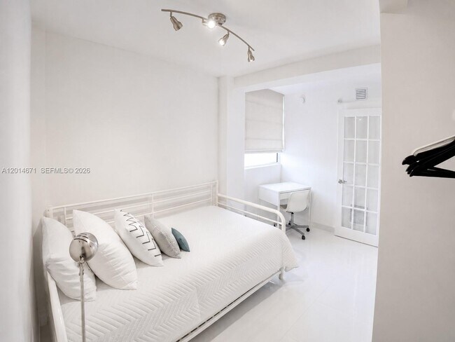 Building Photo - 6917 Collins Ave