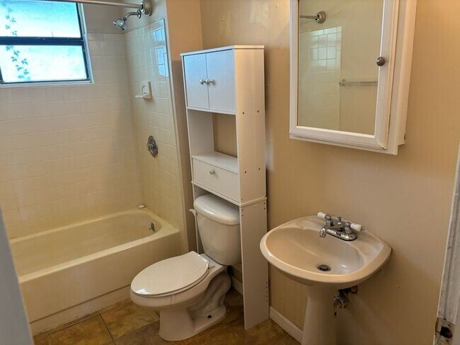 Building Photo - Historic Home in Historic Sought after New...