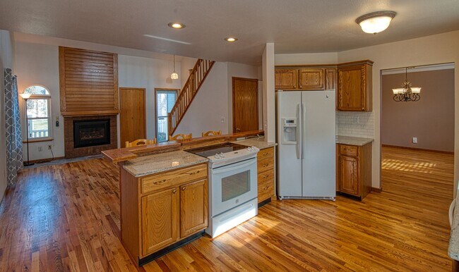 Building Photo - 3B/3B in The Shores with Finished Basement and 2 Car Garage!