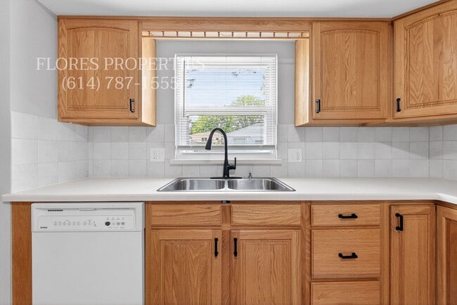 Building Photo - Newly Remodeled, Spacious House, 2 Car Garage