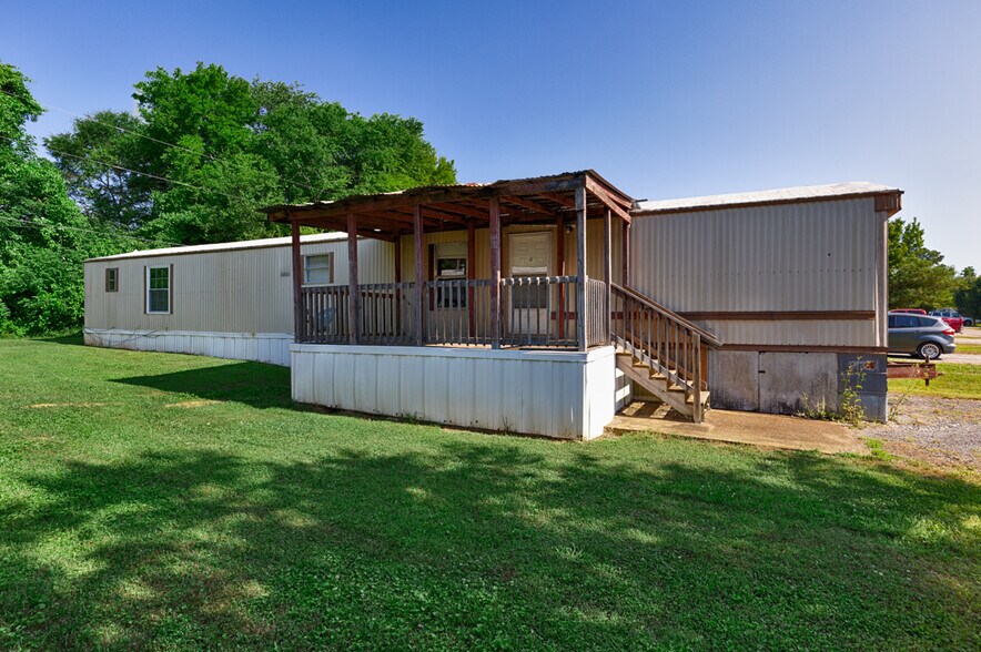 Building Photo - 2303 Highway 20