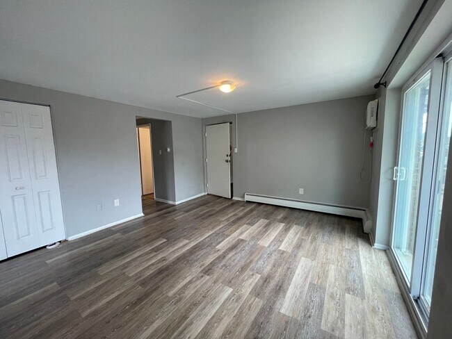 Building Photo - Renovated 2 Bedroom in Bellevue with Priva...