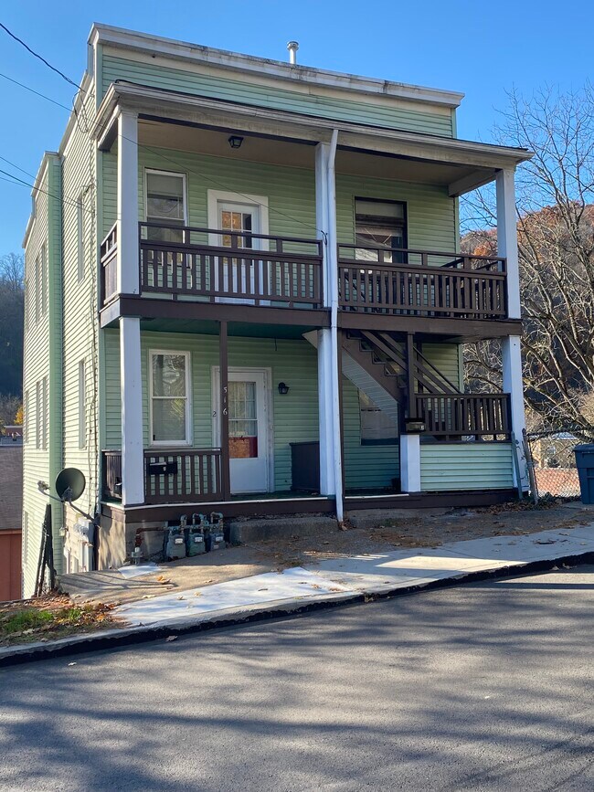 Building Photo - 516 Center Ave