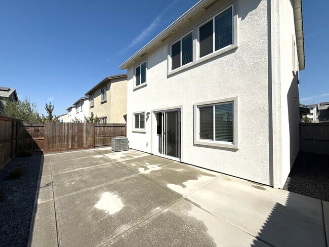 Building Photo - 2024 Shady Tree Cir