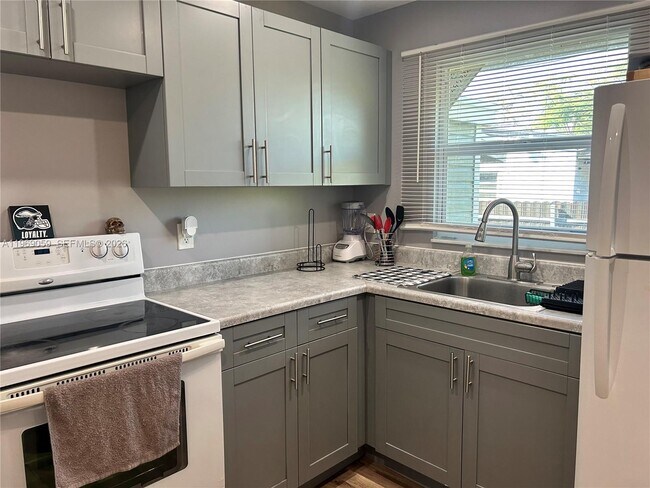 Building Photo - 3633 SW 12th Ct