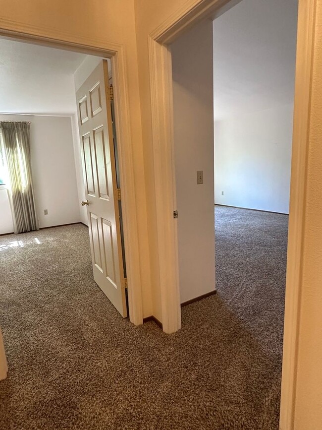 Building Photo - Beautiful 55+ home in Paris Park!