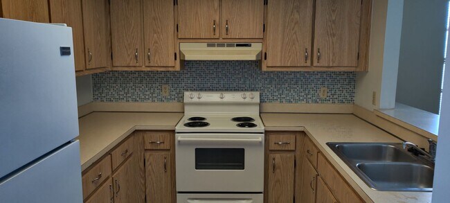 Building Photo - CORAL GARDENS 2 BEDROOM CONDO