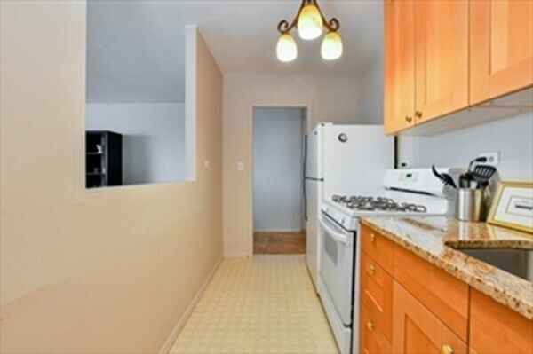 Building Photo - 2 Hawthorne Pl