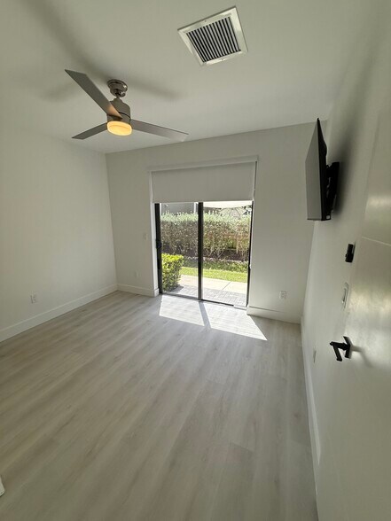 Building Photo - 426 SE 12th Ct