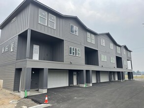 Building Photo - Stunning 3-Bed, 2.5-Bath 3-Level Townhomes in Deer Park