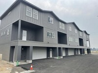 Building Photo - Stunning 3-Bed, 2.5-Bath 3-Level Townhomes in Deer Park