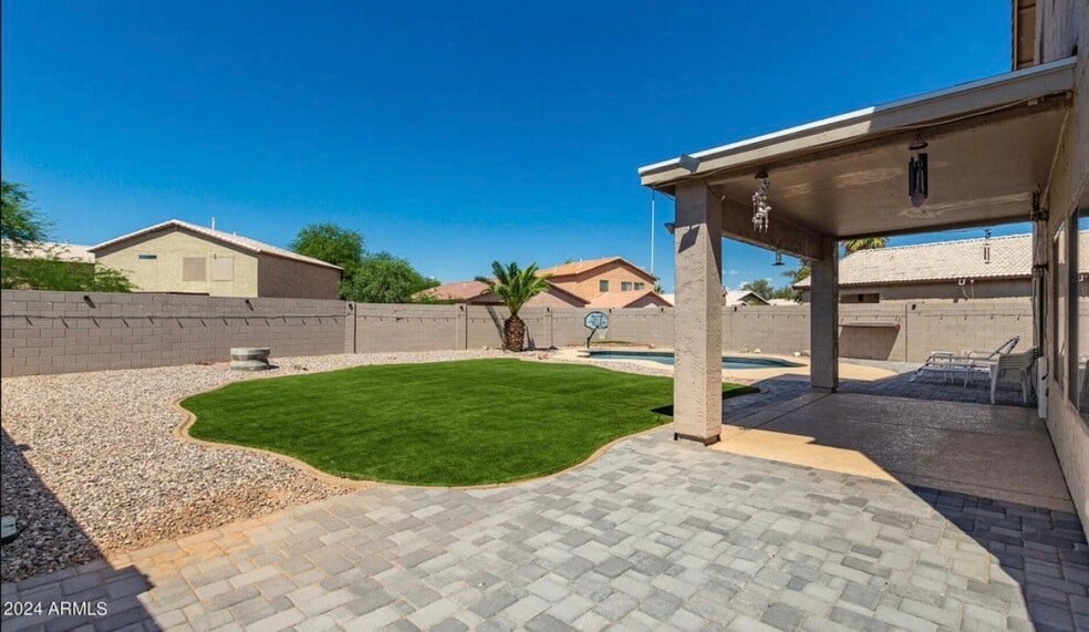 Covered patio - 66 E Saddle Way