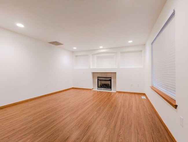 Building Photo - **Move-in Special!!!** Spacious 4 bd, 2.5 ba with 2 car garage and fenced yard!