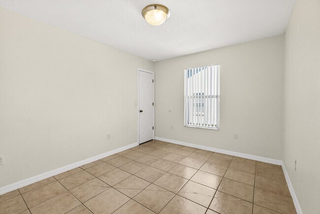 Building Photo - Spacious 3 Bedroom 2 Bath Duplex in Pine G...