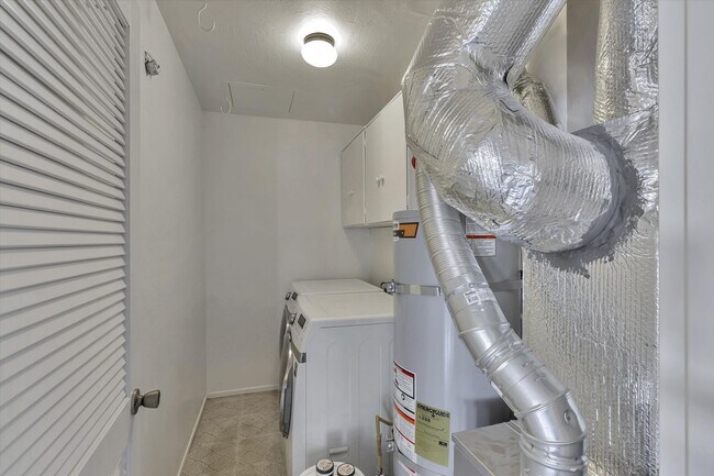 Building Photo - Sunnyvale Gem with Sleek Finishes & Though...