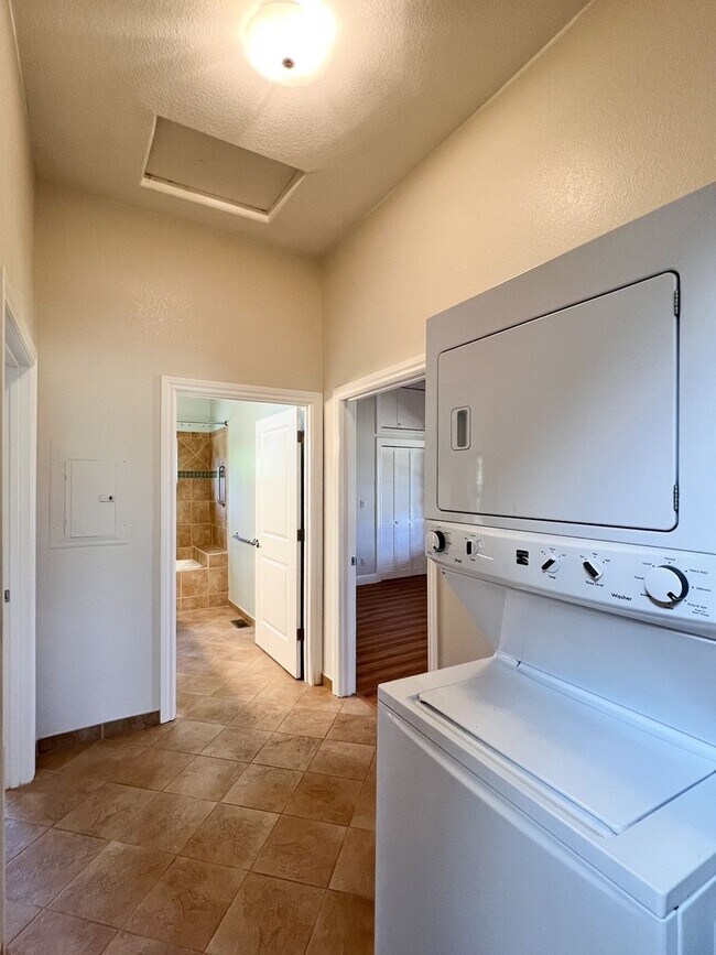 Building Photo - Charming Two Bedroom Country House with Vi...