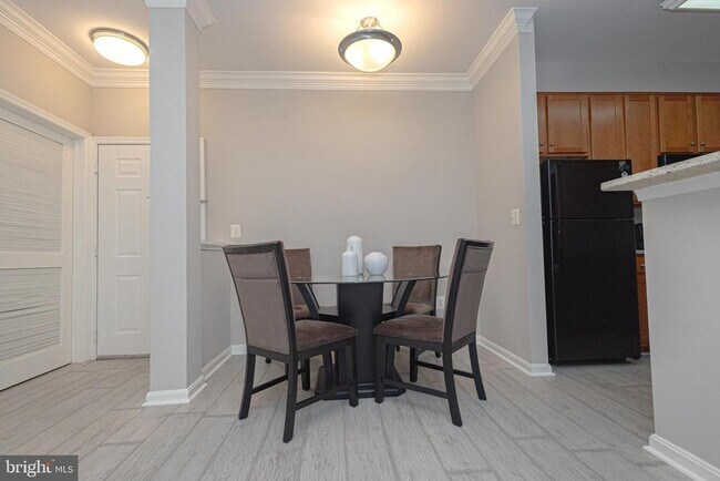 Building Photo - 4854 Eisenhower Ave