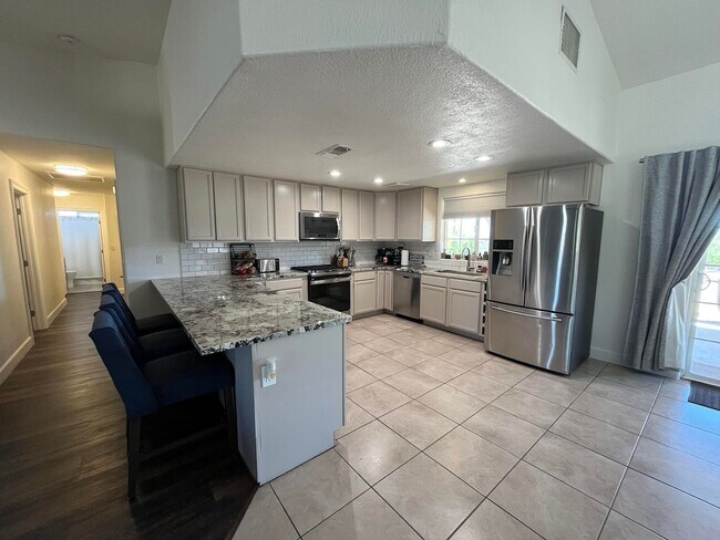 Building Photo - ****Move In Special**** $300 off 1st Month...