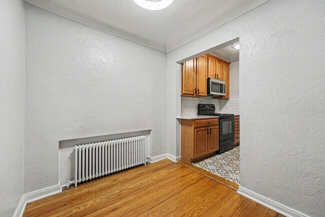 Building Photo - Bright Updated 2-Bed Condo with Vintage Charm Near Wash Park & Cherry Creek
