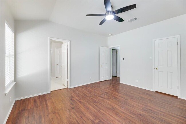 Building Photo - 9505 Woodvale Dr