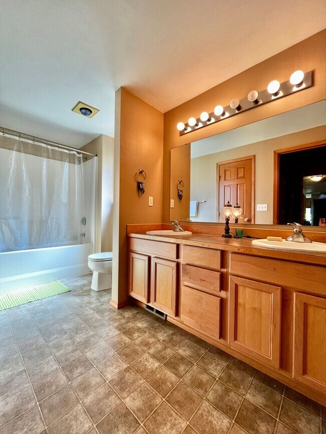 Building Photo - Peaceful Hansville Home with Plenty of Room