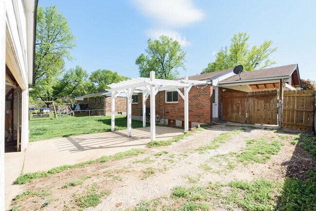 Building Photo - 2104 Foggy Bottom Dr