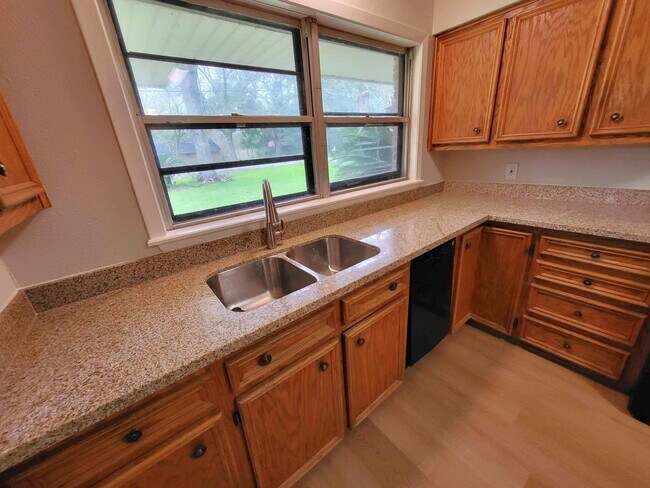 Building Photo - 706 Maple St