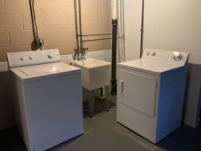 Building Photo - Charming 3-Bedroom Townhome with Modern Amenities in Parkville!