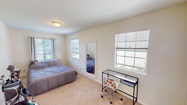 Building Photo - Spacious 4 Bedroom 3.5 Bathroom Coronado H...
