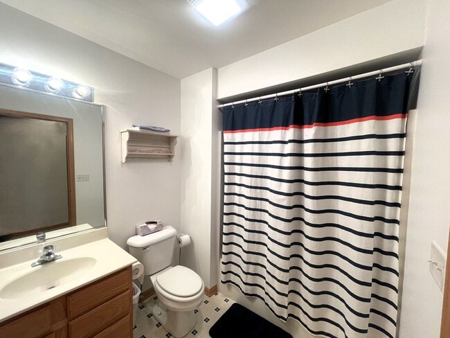 Building Photo - Furnished Second Floor Condo - Williams Bay