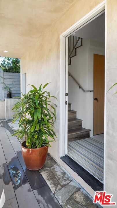 Building Photo - 116 S Glenroy Ave