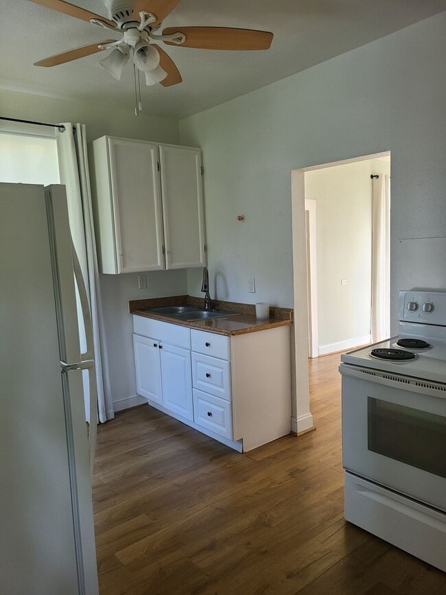 Building Photo - 1 bedroom Historic Cottage half Block from Canal