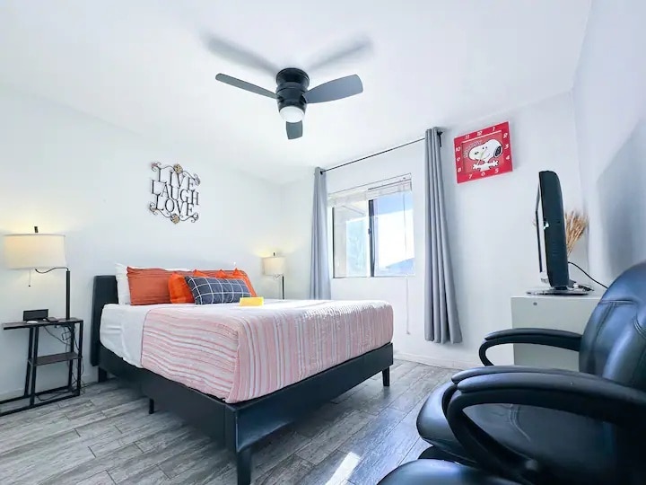 Furnished Bedroom - 1215 E Lemon St