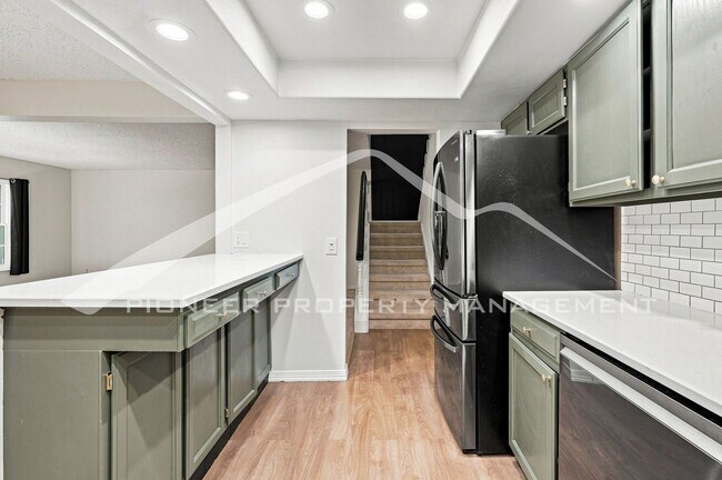 Building Photo - Stunning Townhouse with Washer/Dryer and Central AC