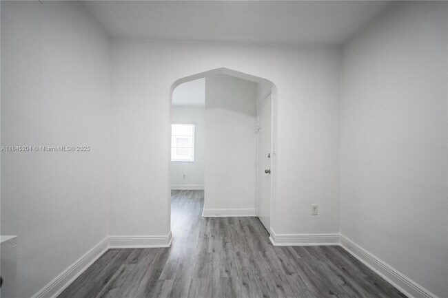 Building Photo - 1011 Bay Dr