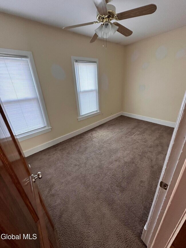 Building Photo - 425 6th Ave