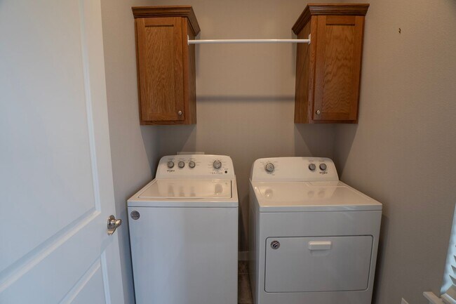 Building Photo - Charming 2 bedroom!