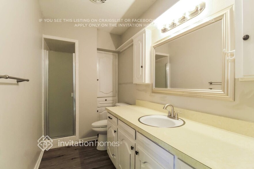 Building Photo - 805 Poinsettia Dr