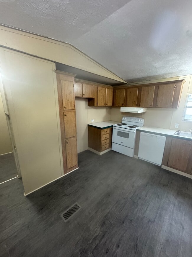 Building Photo - 1418 Stamps St