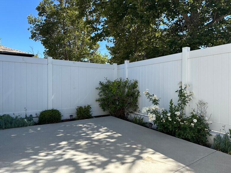 Building Photo - 6571 Ponce Ave