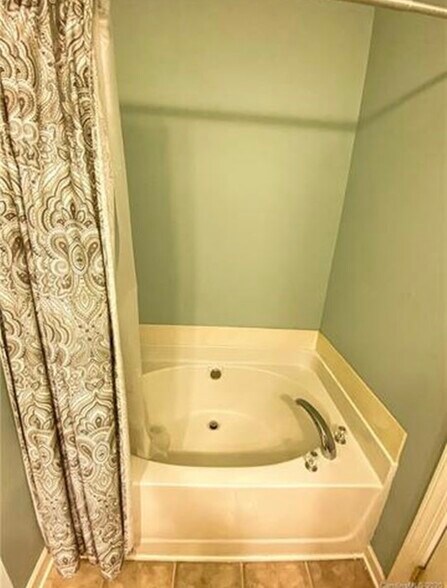 Master soaking tub - 12015 Valley Oak St