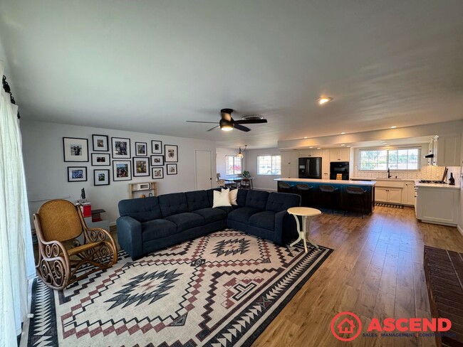 Building Photo - Lovely Home In Olive Dr Area!