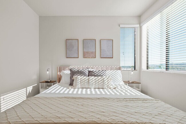 Building Photo - 711 W Broadway Rd