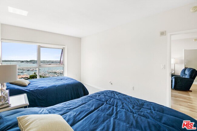Building Photo - 13700 Marina Pointe Dr