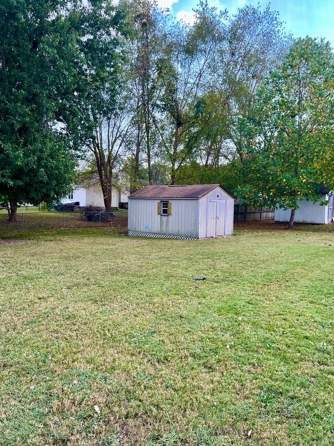 Building Photo - AVAILABLE NOW! 3 Bedroom Home Available of...