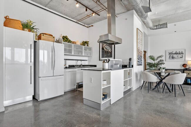 Building Photo - 10 SW South River Dr