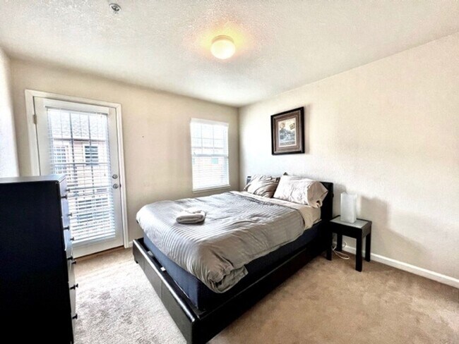 Building Photo - Downtown 3 Bedroom Townhome with 2 Car Garage