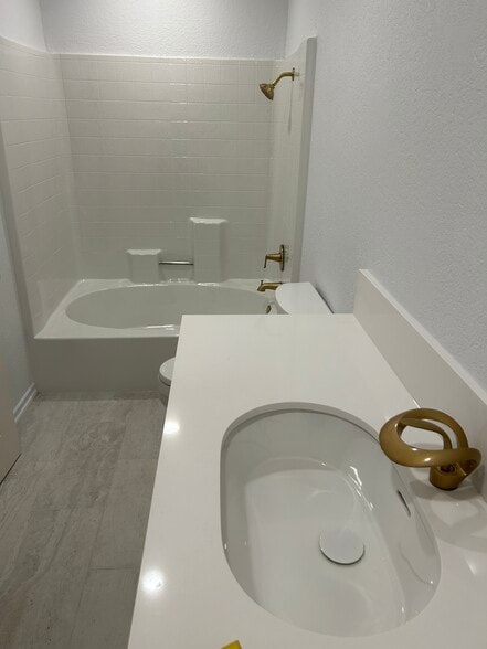Master bathroom - 2601 S Broadmoor Dr