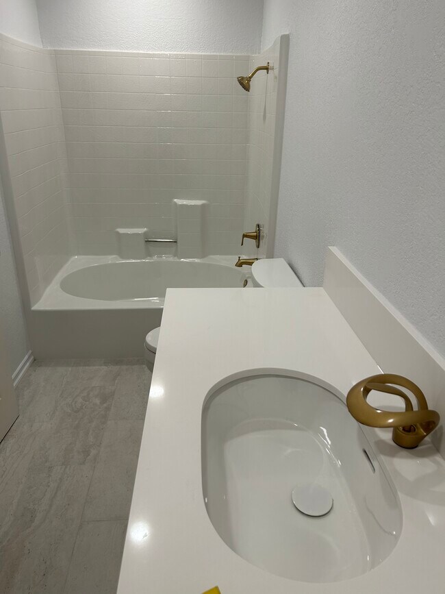 Master bathroom - 2601 S Broadmoor Dr