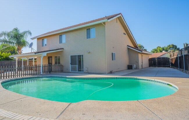 Building Photo - BEAUTIFUL 4 BEDROOM HOME WITH SWIMMING POOL!